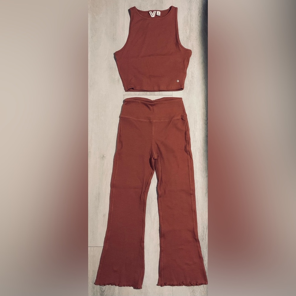 Roxy ribbed knit set -cropped top w/ capri flare lettuce edge detail